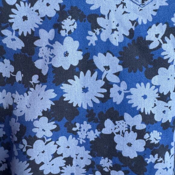 Butter-Soft Scrub Top Size XL Blue Floral V-Neck Short Sleeve with Pockets - Picture 4 of 13